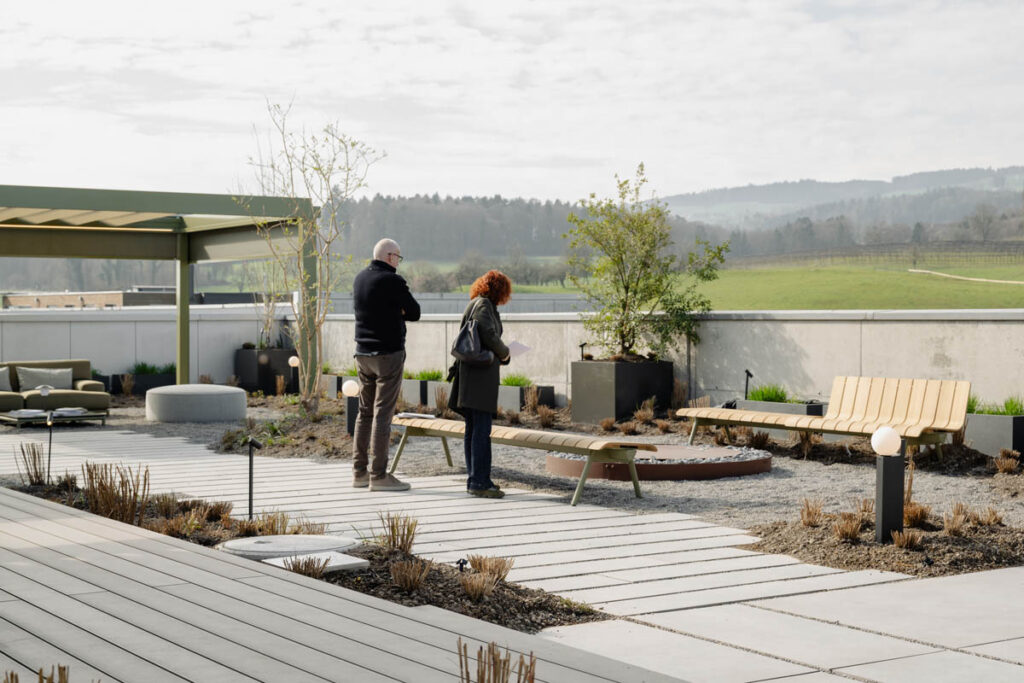 Dachterrasse mit Personen und Showgegenständen