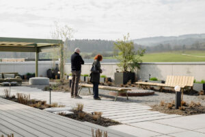 Dachterrasse mit Personen und Showgegenständen