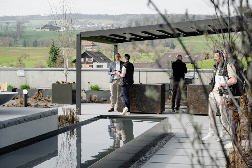 Personen unter Pergola