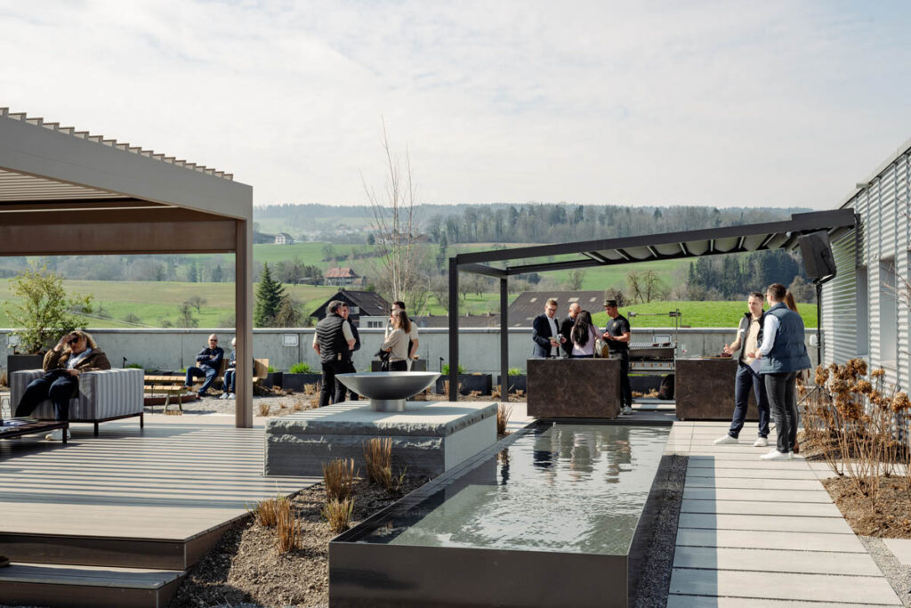 Dachterasse mit Personen, Pergola als Showroom