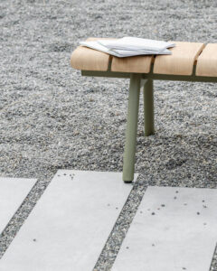 Kiesbeet mit verlegten Gartenplatten