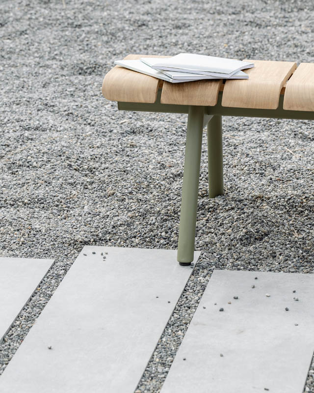 Kiesbeet mit verlegten Gartenplatten